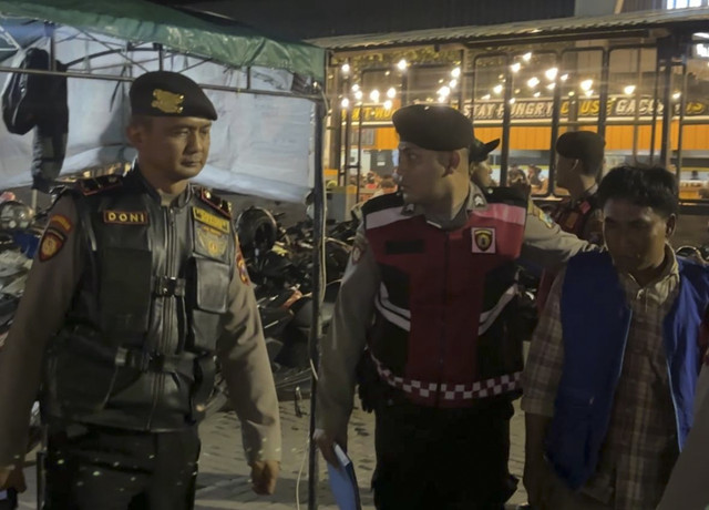 Polisi menangkap jukir liar di rumah makan mie di Jalan Mayjen Sungkono dan Jalan Margorejo, Surabaya. Foto: Dok. Polrestabes Surabaya