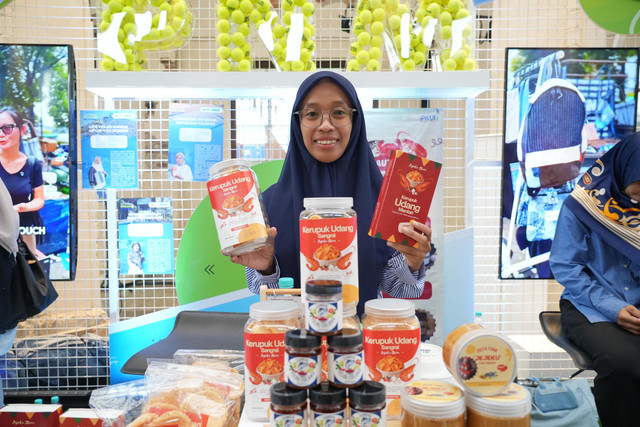 Nasabah PNM Mekaar Cabang Surabaya, Imroatus Sofiyah lewat usaha Kerupuk Udang Sangrai yang juga membuka les gratis untuk anak-anak di sekitar. Foto: Dok. PNM