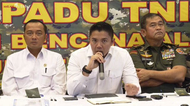 Sekertaris Kabinet Letkol Teddy Indra Wijaya menyampaikan keterangan pers terkait Perkembangan Penanggulangan Bencana Sumatra. Foto: YouTube/ Sekretariat Presiden