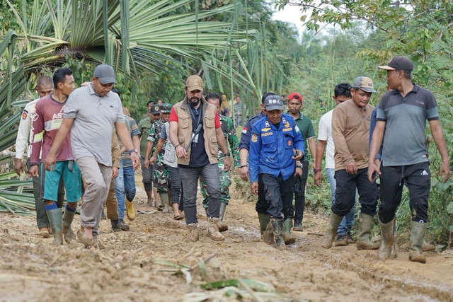 Bupati Aceh Timur Iskandar Usman Al-Farlaky meninjau warga yang terdampak banjir bandang di Aceh Timur, Rabu (3/12/2025). Foto: Pemkab Aceh Timur
