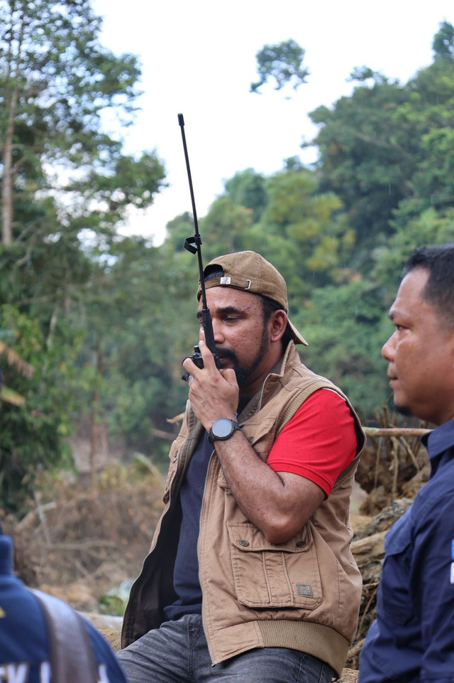 Bupati Aceh Timur Iskandar Usman Al-Farlaky meninjau warga yang terdampak banjir bandang di Aceh Timur, Rabu (3/12/2025). Foto: Pemkab Aceh Timur