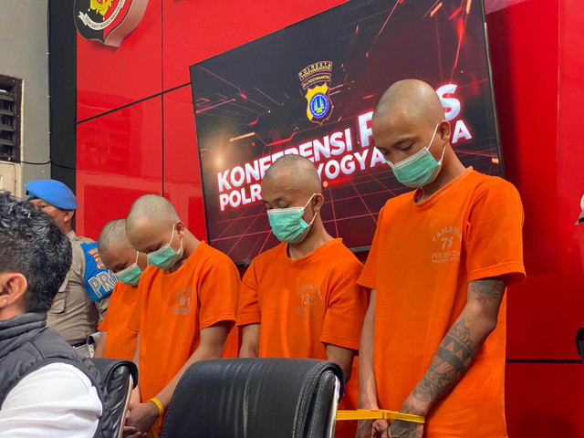 Empat tersangka pengeroyokan yang menyebabkan tewasnya NP (25) dihadirkan saat konferensi pers di Mapolresta Yogyakarta, Rabu (3/12). Foto: Pandangan Jogja/Resti Damayanti
