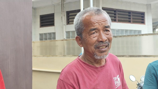 Safarudin (62) saat ditemui di IGD rumah sakit. Foto: Amar Marpaung/kumparan