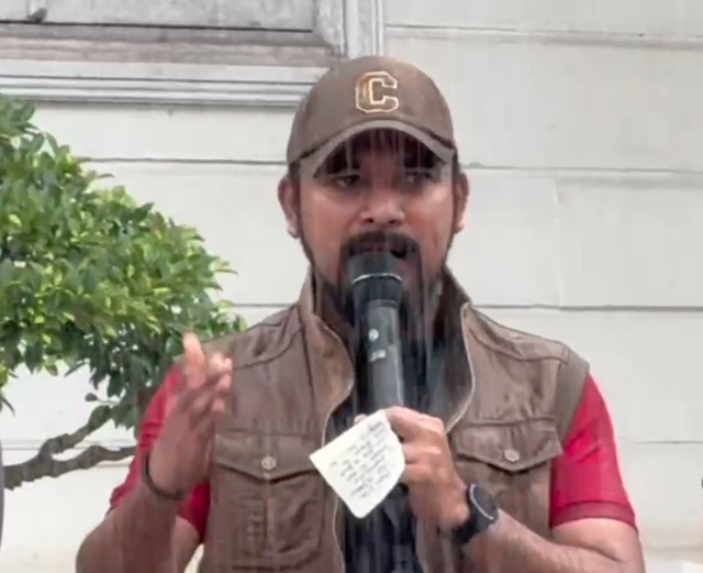 Saat Bupati Aceh Timur, Iskandar Usman Al-Farlaky, menyampaikan pesan kondisi pasca-banjir bandang, Selasa (2/12/2025). Dok: Pemkab Aceh Timur