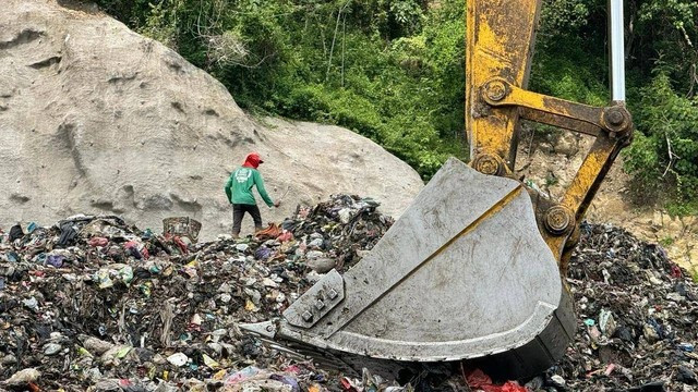 Proses penimbunan sampah di zona transisi TPA Regional Piyungan. Foto: Pandangan Jogja/Arif UT
