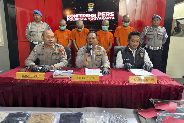 Polresta Yogyakarta menampilkan empat pelaku pembunuhan seorang pria yang mayatnya ditemukan di teras rumah di Wirobrajan, Kota Yogyakarta, Rabu (3/12/2025). Foto: Dok. Polresta Yogya