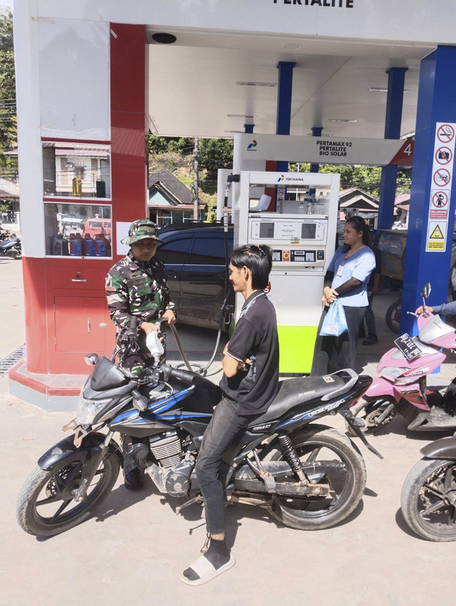  TNI menurunkan personel Denbekang I/2 A Kodam I/Bukit Barisan membantu pemulihan layanan vital pascabencana di wilayah Sibolga dan Tapanuli Tengah untuk bertugas sebagai operator sementara di sejumlah SPBU yang terdampak, Rabu (3/12/2025). Foto: Dok. Puspen TNI