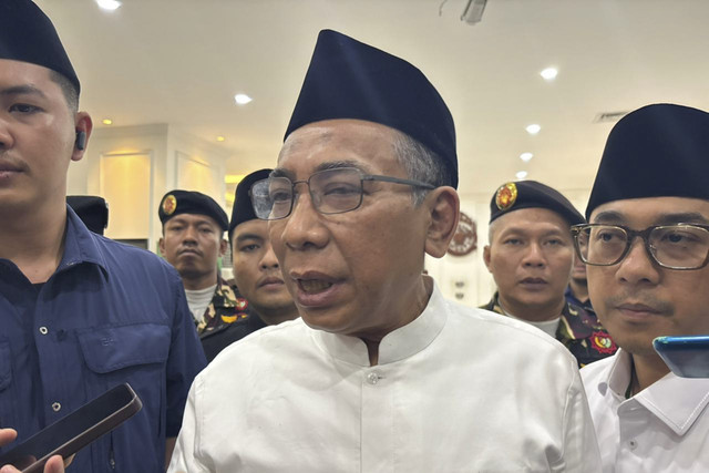 Ketum PBNU, Yahya Cholil Staquf (Gus Yahya) menjawab pertanyaan wartawan usai konferensi pers di Kantor PBNU, Jakarta Pusat, Rabu (3/12/2025). Foto: Amira Nada Fauziyyah/kumparan