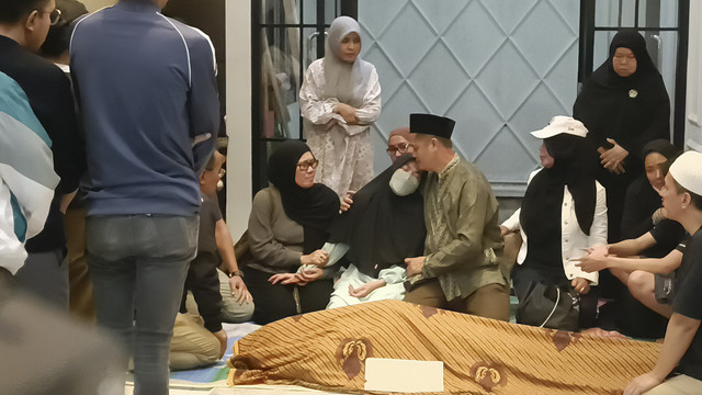 Jenazah Epy Kusnandar tiba di rumah duka, Jagakarsa, Jakarta Selatan, Rabu (3/12/2025). Foto: Giovanni/kumparan