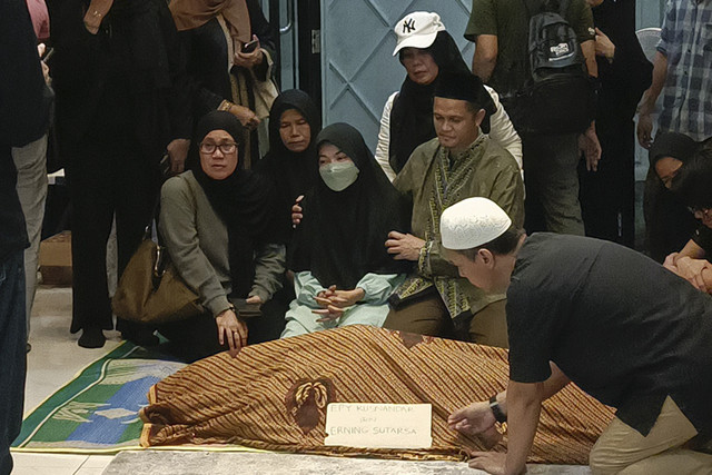 Jenazah Epy Kusnandar tiba di rumah duka, Jagakarsa, Jakarta Selatan, Rabu (3/12/2025). Foto: Giovanni/kumparan