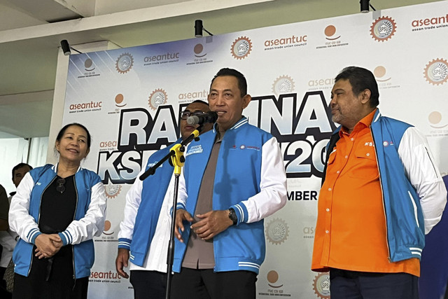 Kapolri Jenderal Listyo Sigit bersama Presiden KSPSI Andi Gani saat menyampaikan keterangan pers di Istora Senayan, Rabu (3/12/2025). Foto: Rayyan Farhansyah/kumparan