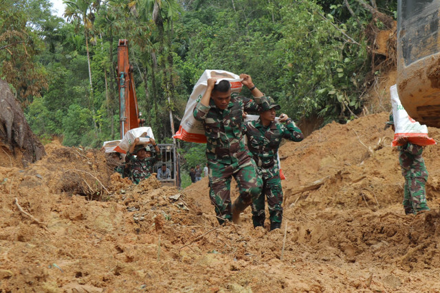 Prajurit TNI dari Satuan Tugas (Satgas) Yonif 122/Tombak Sakti (TS) Kodam I/BB menyalurkan bantuan logistik di Kecamatan Sitahuis, Kabupaten Tapanuli Tengah, Selasa (2/12/2025). Foto: Dok. Puspen TNI