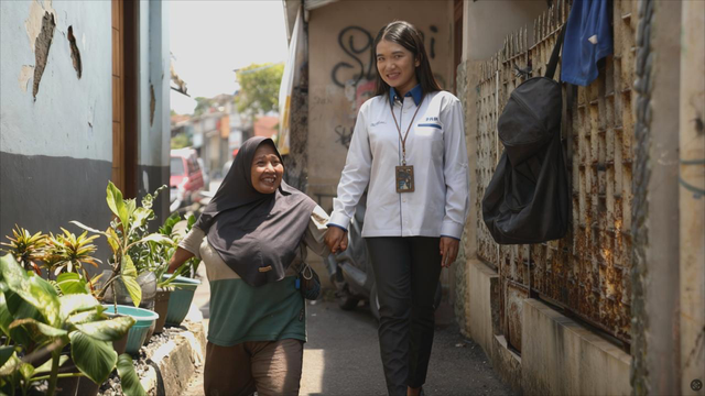 Petugas PNM bersama nasabah penyandang disabilitas. Foto: Dok. PNM