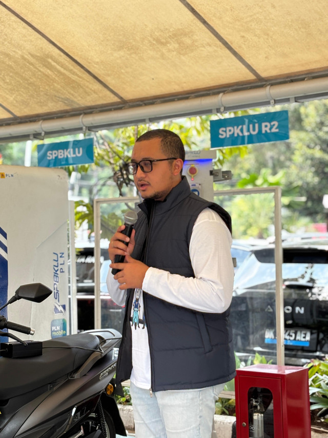 Manajer Layanan Prioritas PLN UID Jakarta Raya, Andika Rama, dalam acara EV Rides With Media di Jakarta Raya, Rabu (3/12/2025). Foto: kumparan/Ema Fitriyani