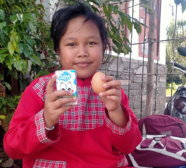 Willy, siswi yatim di Cianjur senang terima MBG. Foto: Tim kumparan