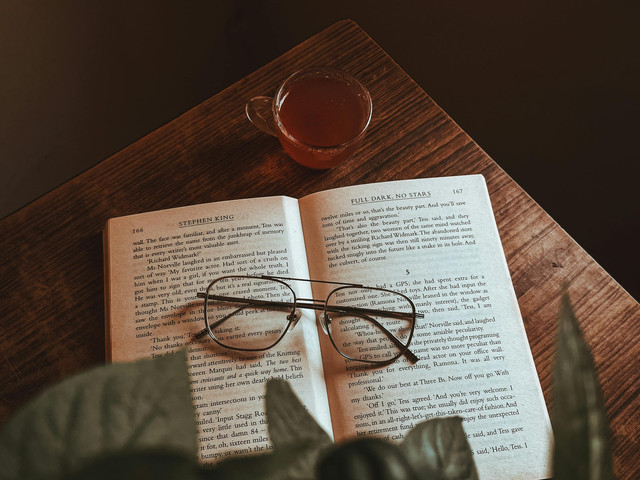 Foto tersebut menggambarkan suasana membaca yang hangat dan santai. Sumber: https://www.pexels.com.