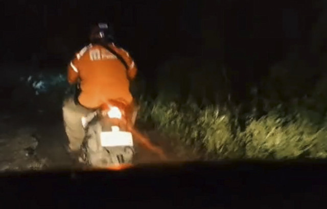 Driver Ojek Online minta pengawalan polisi karna takut lewat jalan sepi di Gunung Putri. Foto: Instagram/ @polsek_gunungputri