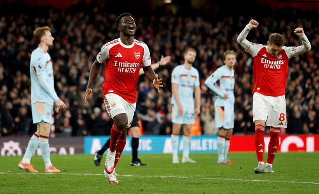 Selebrasi Bukayo Saka dan Martin Odegaard saat Arsenal vs Brentford dalam laga pekan ke-14 Liga Inggris 2025/26 di Stadion Emirates, Kamis (4/12) dini hari WIB. Foto: Action Images via Reuters/Peter Cziborra
