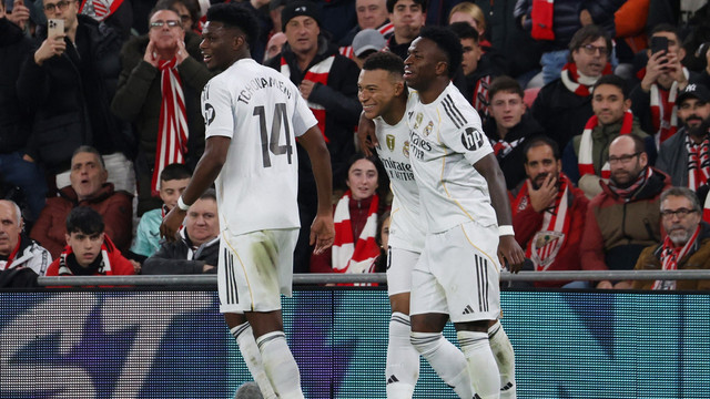 Aurelien Tchouameni, Kylian Mbappe, dan Vinicius Junior saat Athletic Bilbao vs Real Madrid dalam laga pekan ke-15 Liga Spanyol di Stadion San Mames, Kamis (4/12) dini hari WIB. Foto: REUTERS/Pankra Nieto