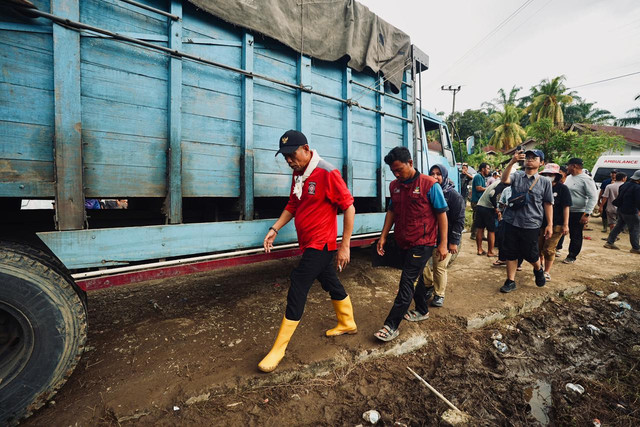 Wakil Menteri Sosial RI Agus Jabo Priyono menyalurkan langsung bantuan logistik bagi korban banjir di Aceh Tamiang pada Rabu (3/12/2025). Foto: Kemensos RI