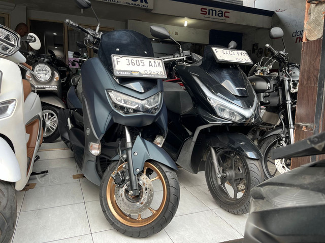 Yamaha Nmax dan Honda PCX bekas di Firza Motor, Bogor, Rabu (3/12/2025). Foto: Syahrul Ghiffari/kumparan
