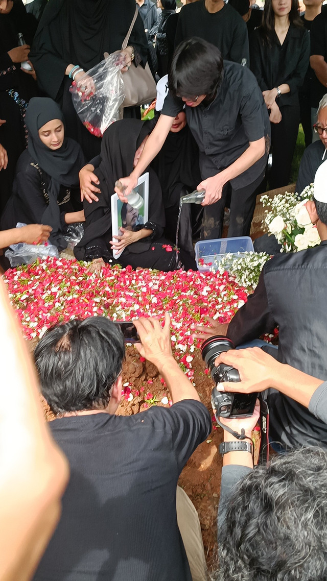 Pemakaman jenazah Epy Kusnandar di TPU Jeruk Purut, Jakarta, Kamis (4/2/2025). Foto: Giovanni/kumparan
