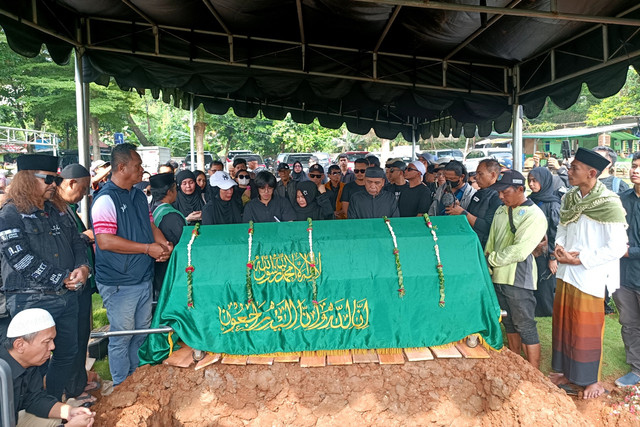 Pemakaman jenazah Epy Kusnandar di TPU Jeruk Purut, Jakarta, Kamis (4/2/2025). Foto: Giovanni/kumparan
