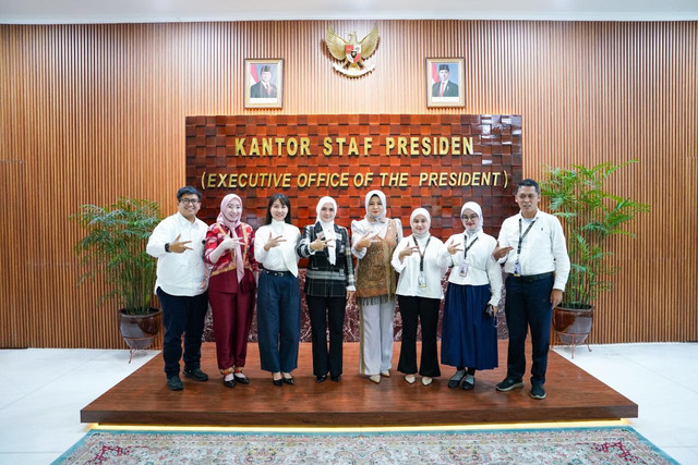 Kadisporapar Kalimantan Barat, Windy Prihastari, berfoto bersama di Kantor Staf Kepresidenan (KSP). Foto: Dok. Istimewa