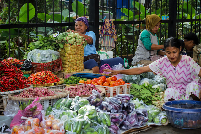 Aktivitas jual beli bahan pokok di Pasar Induk Kramat Jati, Jakarta, Kamis (4/12/2025). Foto: Iqbal Firdaus/kumparan