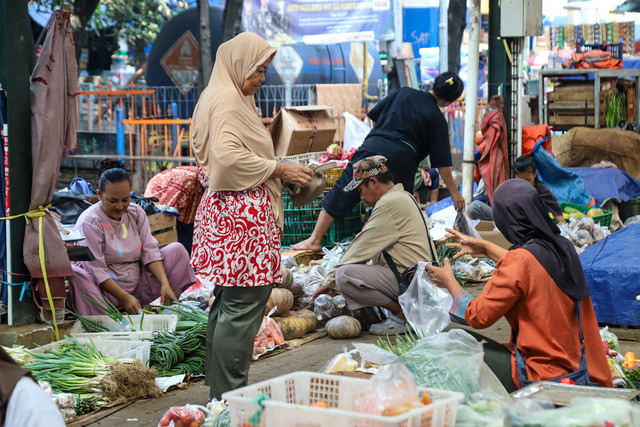 Aktivitas jual beli bahan pokok di Pasar Induk Kramat Jati, Jakarta, Kamis (4/12/2025). Foto: Iqbal Firdaus/kumparan