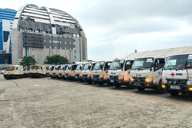 PMI kerahkan 60 mobil tangki air dan 3 haglund untuk bantu penanganan bencana di Sumatera. Foto: PMI