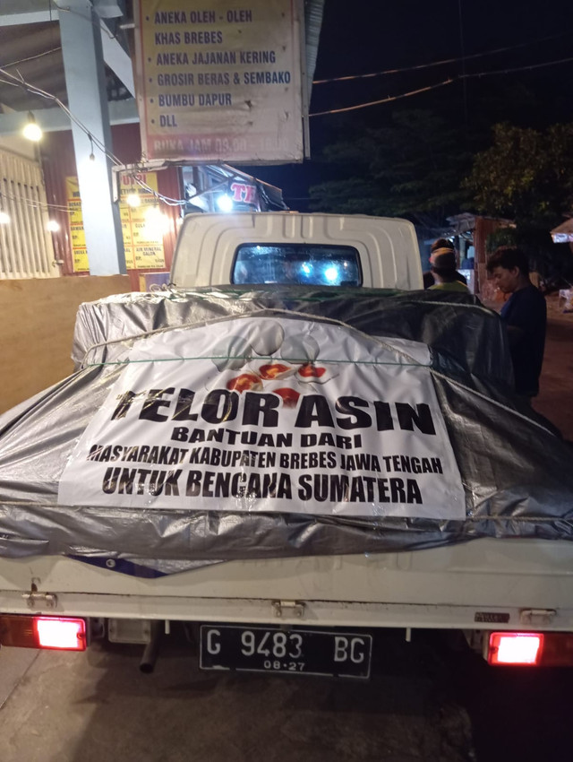 PMI kirim 100 ribu butir telur asin untuk korban banjir di Sumatera. Foto: PMI