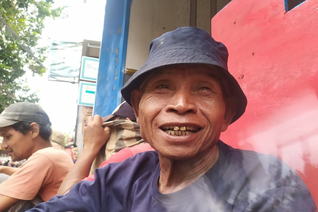 Warna, kuli harian mencari kerja di Jalan Isa, Jakarta Barat, Kamis (4/12/2025). Foto: Rachmadi Rasyad/kumparan