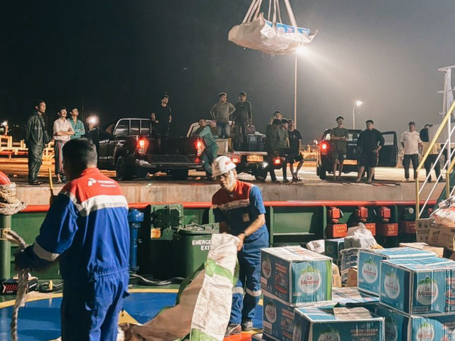 Pertamina International Shipping (PIS) dalam menyalurkan bantuan dan energi ke wilayah terdampak bencana di Sumatera. Foto: Dok. Pertamina