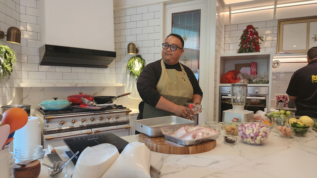 Cooking class 'Discover True Taste of Minang' memasak gulai ikan masin bersama Uda Dian Anugrah di Next Door Kemang. Foto: Azalia Amadea/kumparan