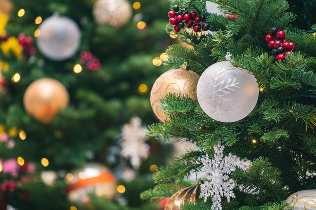 Kilau dekorasi pohon natal. Sumber foto: Pexels.com by Jimmy Chan
