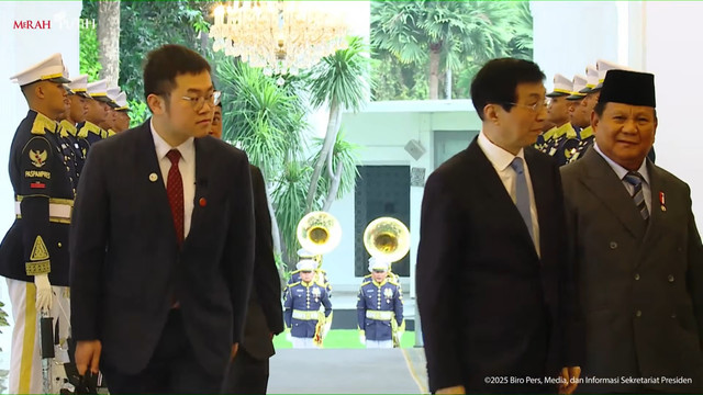 Presiden Prabowo Subianto menyambut kedatangan Ketua MPR China Wang Huning tiba di Istana Merdeka, Jakarta, Kamis (4/12/2025). Foto: YouTube/ Sekretariat Presiden