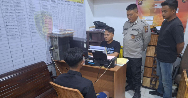 Polisi memeriksa pelaku prncurian. Foto: Dok. Istimewa