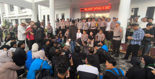 Massa melakukan aksi demo di Kantor DPRD Mempawah. Foto: Dok. M. Zain/Hi!Pontianak