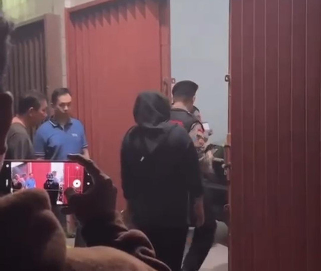 Suasana ruko penjualan kerupuk di Jalan Pengadilan Lama, Kelurahan 15 Ilir, Palembang tempat pasangan suami istri (pasutri) Darma Kusuma (54) dan Yeni Suwandi (40) ditemukan bersimbah darah pada Selasa (26/11/2025). Foto : Istimewa