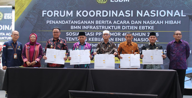 Penandatangan Berita Acara dan naskah hibah. Foto: Dok. Istimewa