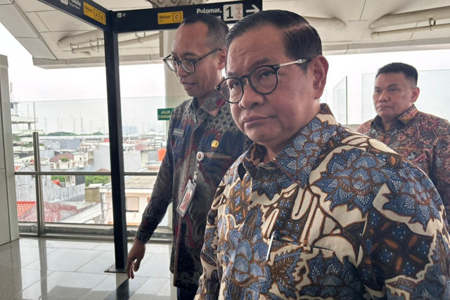 Gubernur DKI Jakarta Pramono Anung di Stasiun LRT Pegangsaan Dua, Jakarta Utara, Kamis (4/12/2025). Foto: Amira Nada/kumparan