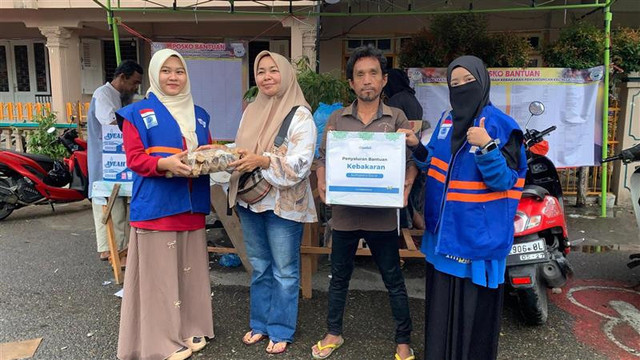Penyerahan Bantuan kepada Penyintas Kebakaran di Kawasan Pemancungan, Kota Padang (Sumber : DT Peduli)
