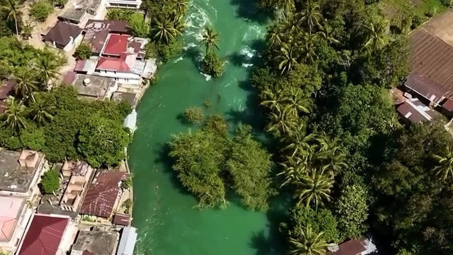 Penampakan Sungai Batang Ombilin, Sumatera Barat, yang airnya berwarna biru jernih kehijauan. Foto: @nuurulhid/Instagram