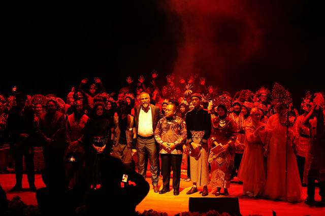 Para tamu kehormatan dan seluruh penampil berkumpul di panggung pada penutupan Muhtesem Endonezya, menandai akhir perayaan budaya Indonesia di Universitas Sakarya. — Doc. Caesardi Andhita F.