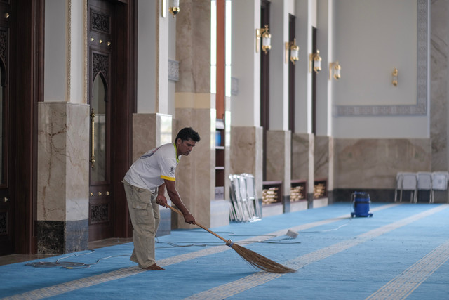 Ilustrasi bersih-bersih masjid. Foto: Laboo Studio/Shutterstock