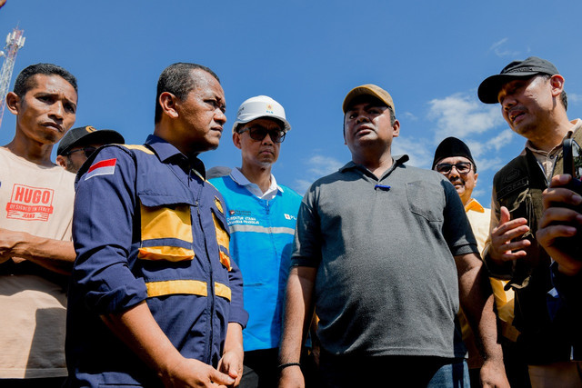 Menteri ESDM Bahlil Lahadalia saat mengunjungi korban terdampak bencana hidrometeorologi di Kecamatan Pelembayan Kabupaten Agam Sumatera Barat, Rabu (3/12/2025). Foto: Kementerian ESDM 