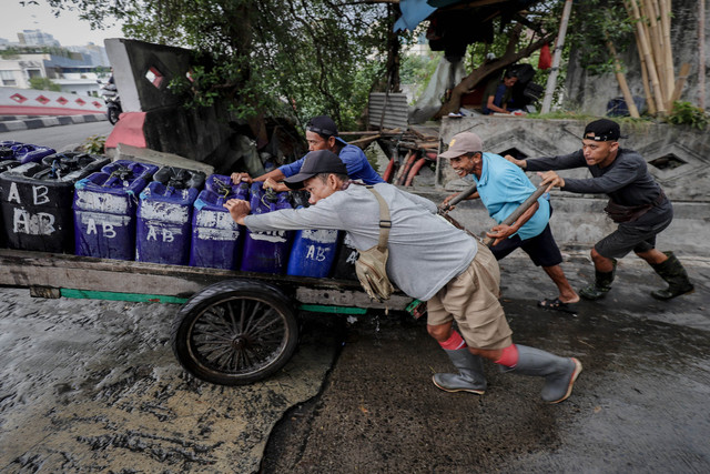 Warga mendorong jeriken berisi air bersih di sekitar Muara Angke, Jakarta Utara, Kamis (4/12/2025). Foto: Jamal Ramadhan/kumparan
