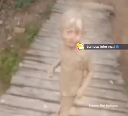 Bocah di Sambas bermain dengan kondisi tubuh yang dipenuhi lumpur. Foto: Dok. Instagram @sambasinformasi 