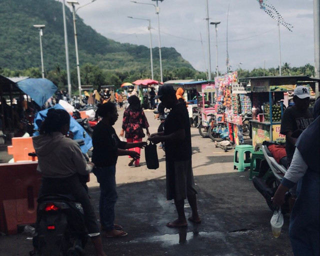 Ilustrasi warga menjual dan membeli makanan di pasar (sumber: dokumentasi pribadi)